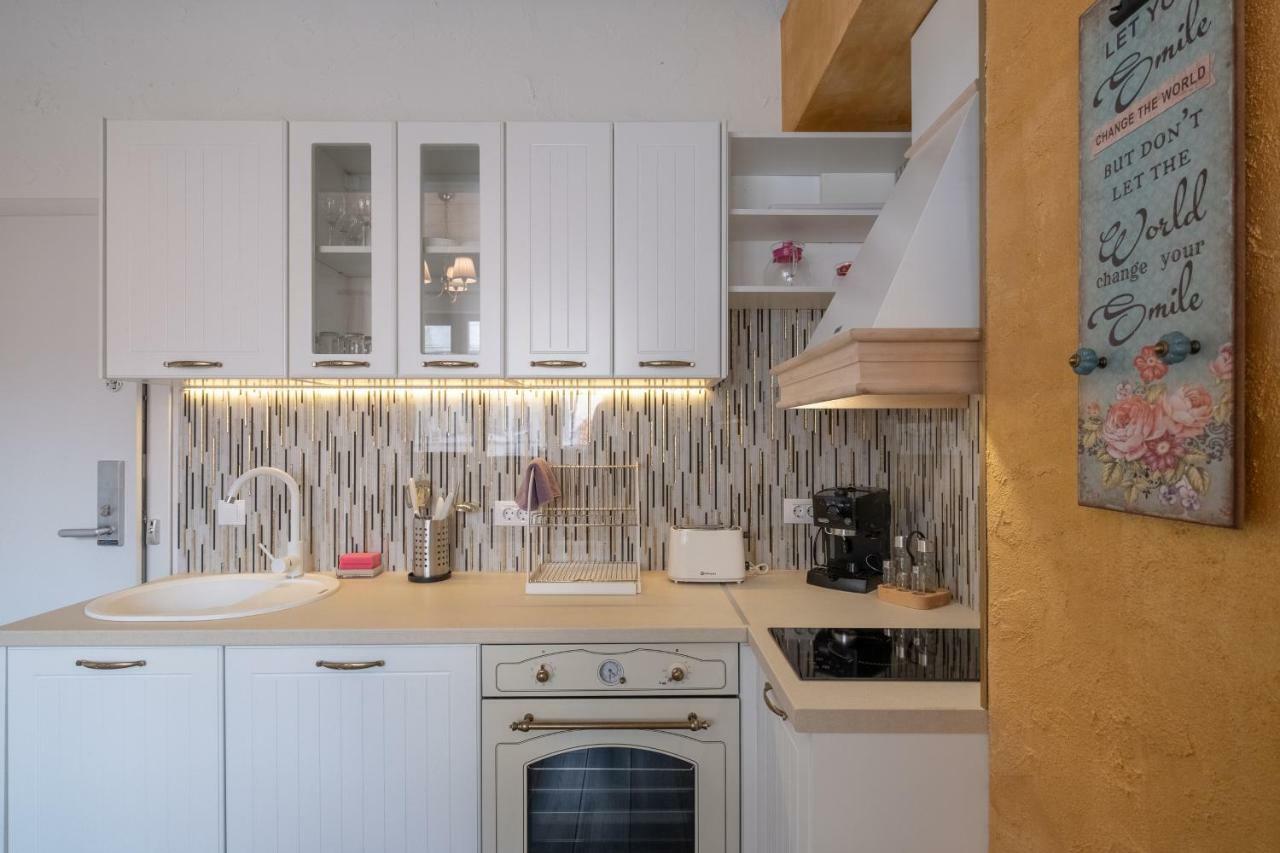 1-Bedroom Designer Apartment On Hristo Belchev Str Szófia Kültér fotó